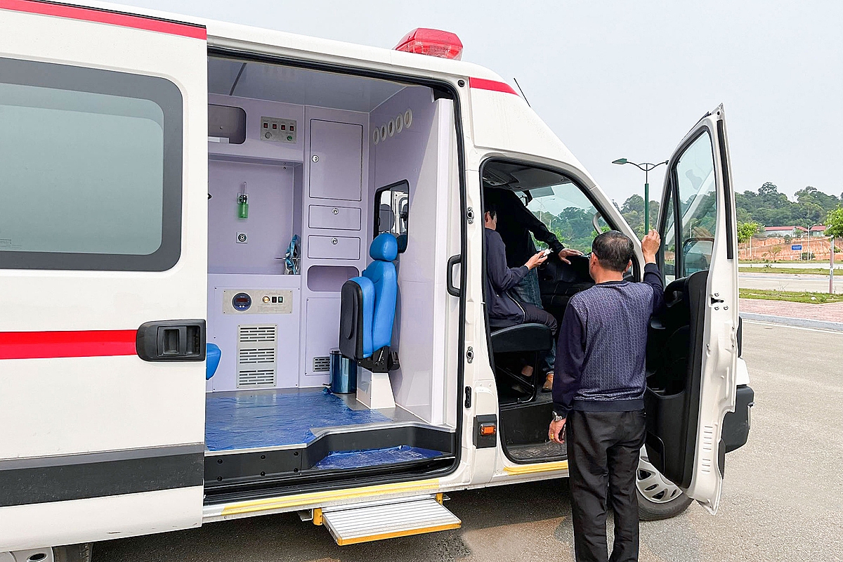 Xe cứu thương IVECO Daily được thiết kế và trang bị đầy đủ các thiết bị y tế hiện đại, đặc biệt là hệ thống áp âm có đèn UV và lọc diệt khuẩn.