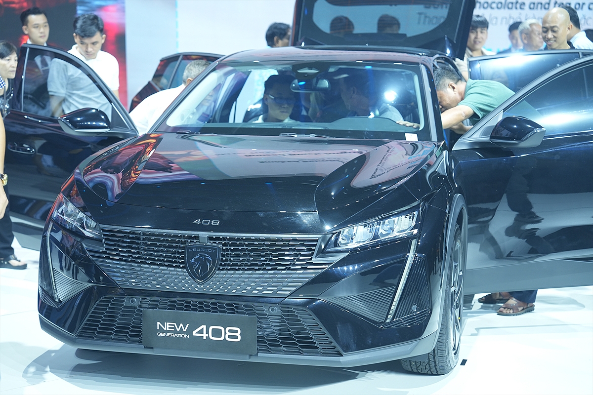 Khách hàng trải nghiệm xe Peugeot 408 Thế hệ mới tại sự kiện.