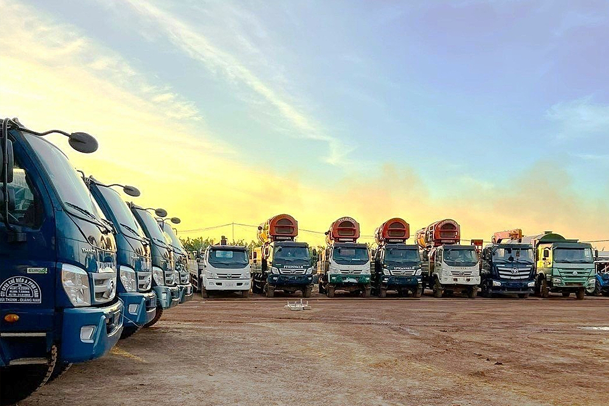 Xe cơ giới phục vụ việc nâng cao sản xuất.