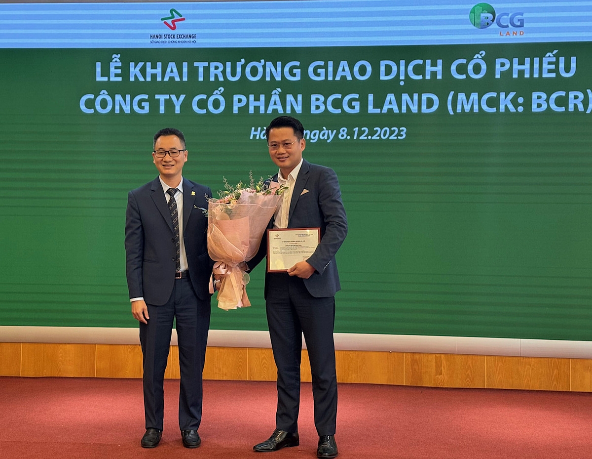 Ông Phạm Đại Nghĩa – Phó Tổng Giám đốc điều hành BCG Land &lpar;bên phải&rpar; nhận Quyết định giao dịch cổ phiếu BCR trên UPCOM.