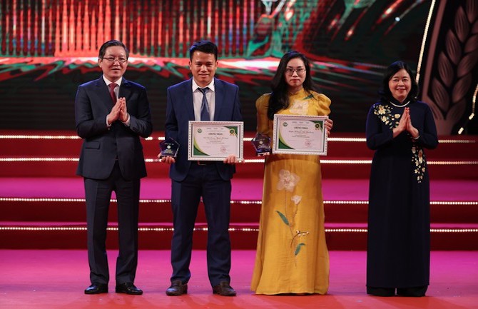 Bà Bùi Thị Minh Hoài - Bí thư Trung ương Đảng, Trưởng Ban Dân vận Trung ương; Ông Lương Quốc Đoàn – Uỷ viên Trung ương Đảng, Chủ tịch BCH Trung ương Hội Nông dân Việt Nam trao giải Nhất Giải báo chí toàn quốc về nông nghiệp, nông dân, nông thôn năm 2023 cho loạt bài Trục trặc chuyển đổi số nông nghiệp của tác giả Trần Văn Quang - Nguyễn Thị Quỳnh.