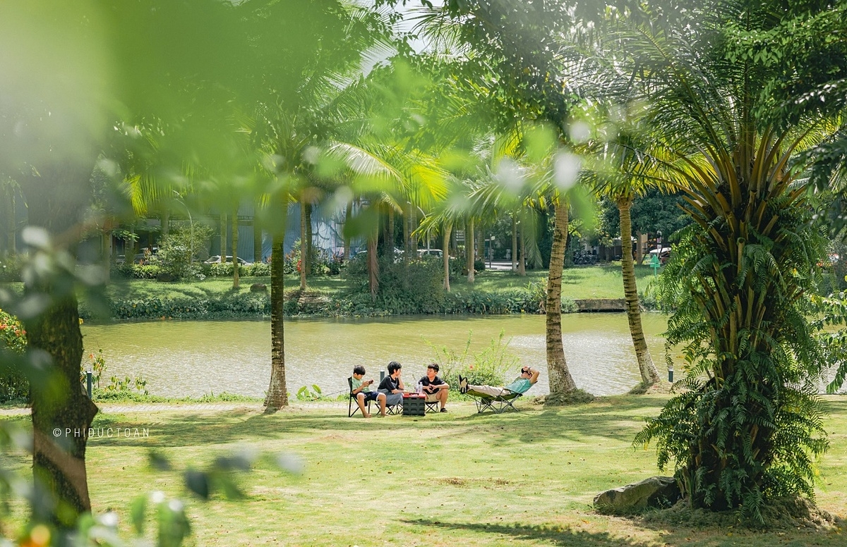 Thư giãn tại không gian xanh Ecopark. Ảnh: Toàn Phí