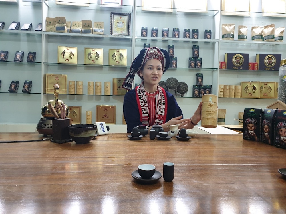 Chị Lý Mùi Mương, Phó giám đốc HTX sản xuất chế biến chè Phìn Hồ giới thiệu chè OCOP 5 sao tới khách h