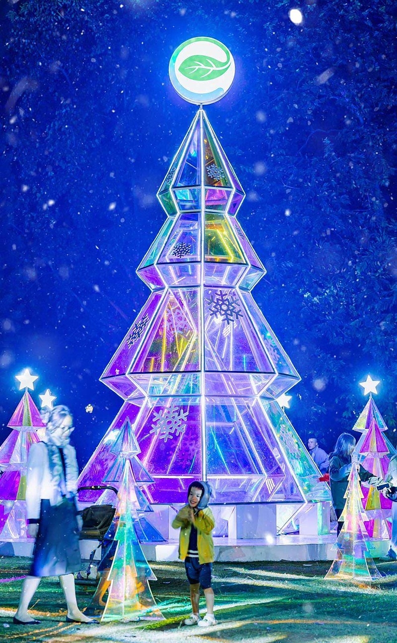 Cư dân nhí thích thú chơi tại khu rừng pha lê.