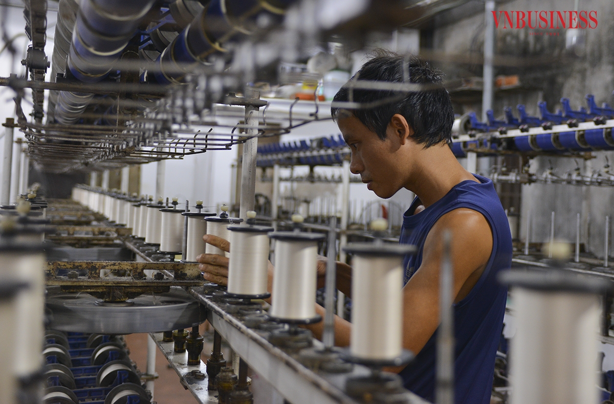 Hiện nay, người làng Cổ Chất đã biết đầu tư thêm máy móc để nâng cao hiệu suất lao động. Nhưng dù làm theo phương pháp thủ công hay đầu tư máy móc, nhà xưởng hiện đại để sản xuất, người Cổ Chất với sự cần cù, đôi tay khéo léo đều tạo ra sản phẩm chất lượng tốt. Sợi tơ thanh mảnh nhưng rất bền đẹp, màu sắc tươi sáng.