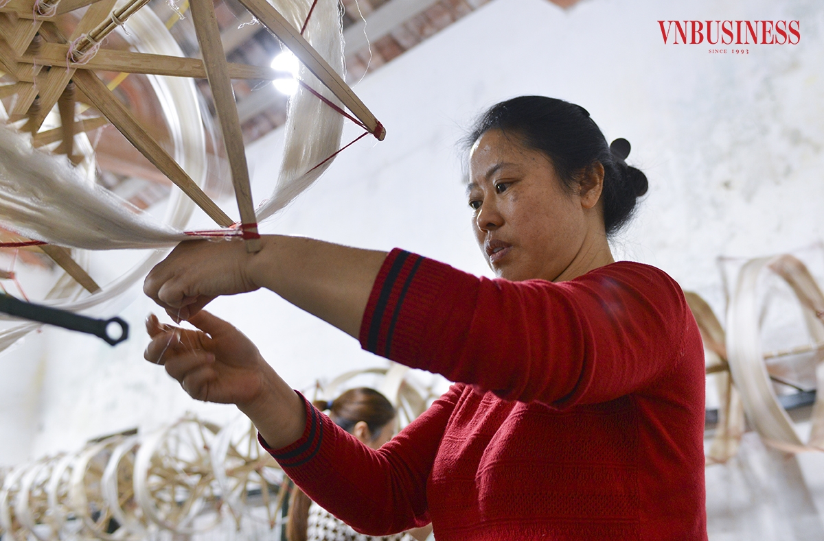 Nghề ươm tơ đòi hỏi người thợ có độ tập trung cao, làm việc nhiều giờ đồng hồ. Đôi mắt phải tinh, đôi tay phải linh hoạt. Ngay cả se tơ công nghiệp cũng cần tỉ mỉ, tập trung cao độ.