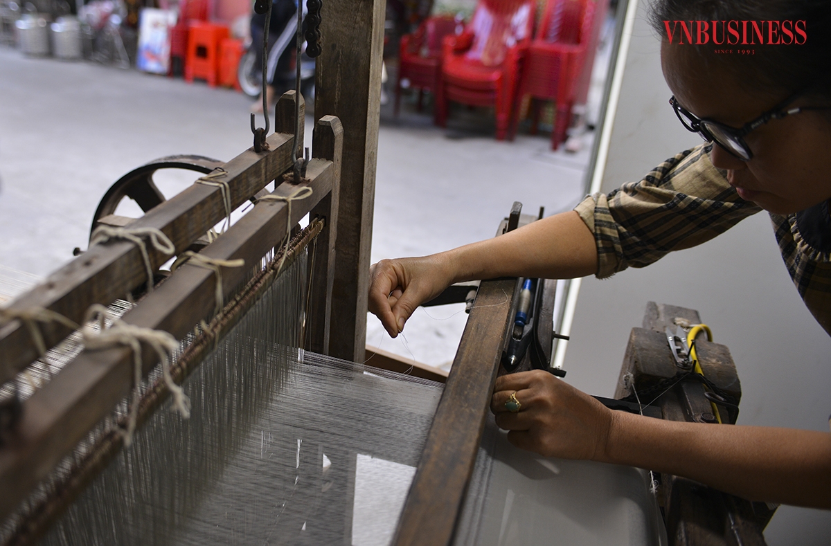 Có dịp đến làng nghề Cổ Chất du khách sẽ được tận mắt ngắm nhìn những người thợ thủ công đang dệt lụa trên những khung cửi gỗ thô sơ tuổi thọ hàng trăm năm.