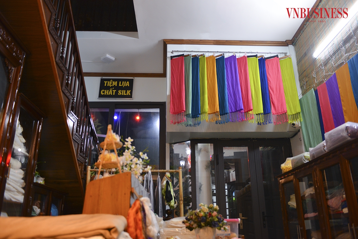 Cùng với đó, du khách có thể ghé qua tiệm lụa Chất Silk của HTX Lụa Cổ Chất để tìm cho mình những sản phẩm lụa cao cấp, nguồn gốc rõ ràng, có tính thẩm mỹ cao nhưng cũng thật gần gũi và xinh xắn trong từng món đồ bình dân và quen thuộc như sản phẩm tơ tằm làm đẹp và dùng trong nhà tắm, phụ kiện từ tơ tằm, sản phẩm dùng cho phòng ngủ, chất liệu may mặc, thiết kế thời trang...