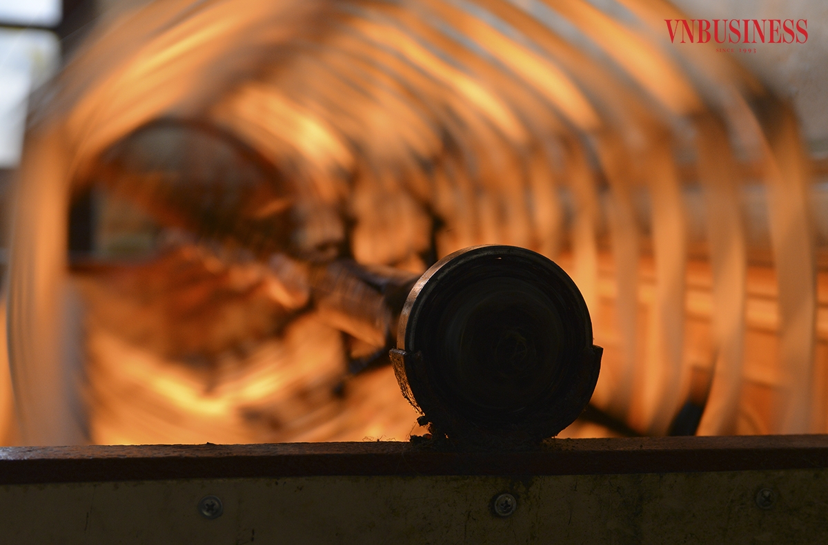 Trường hợp trời âm u phải phơi tơ cả tuần, ảnh hưởng đến độ óng ả của sợ tơ. Do đó nhiều hộ gia đình ở làng Cổ Chất khi đánh tơ từ bát sang guồng đã kết hợp sấy tơ bằng đèn sưởi, vừa rút ngắn công đoạn, vừa đảm bảo được chất lượng sợi tơ trong những ngày không có nắng.