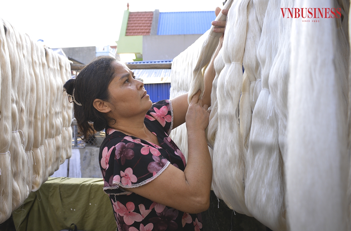 Tơ sống được đem đi phơi nắng trước khi được se thành tơ thành phẩm để dệt lụa. Trời càng nắng thì tơ càng óng đẹp, nắng to chỉ cần phơi 2 ngày là được.