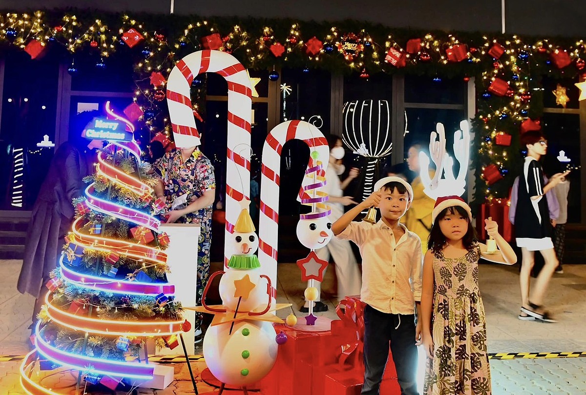 Các em nhỏ thích thú khi được check-in ở các góc decor lung linh, rực rỡ.