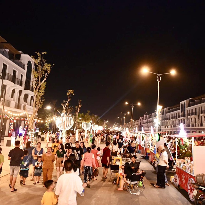 Cảnh trí rực rỡ với sự cộng hưởng giữa âm thanh, ánh sáng giúp nơi đây là điểm đến nổi bật, khoảnh khắc mùa Noel trở nên vui vẻ, tấp nập hơn bao giờ hết.