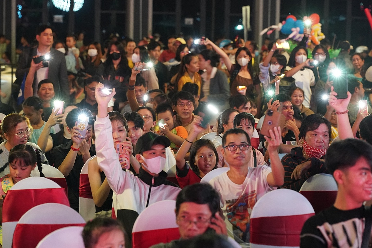 Khán giả hào hứng hòa theo các tiết mục biểu diễn sôi động.