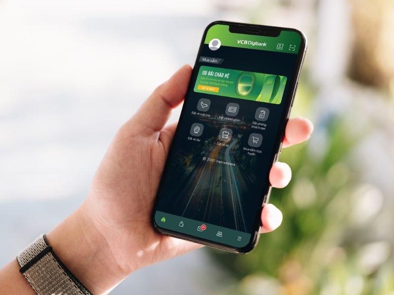 Bên cạnh Vietcombank, nhiều ngân hàng khuyến khích nhận biến động số dư qua app để giảm chi phí SMS Banking.