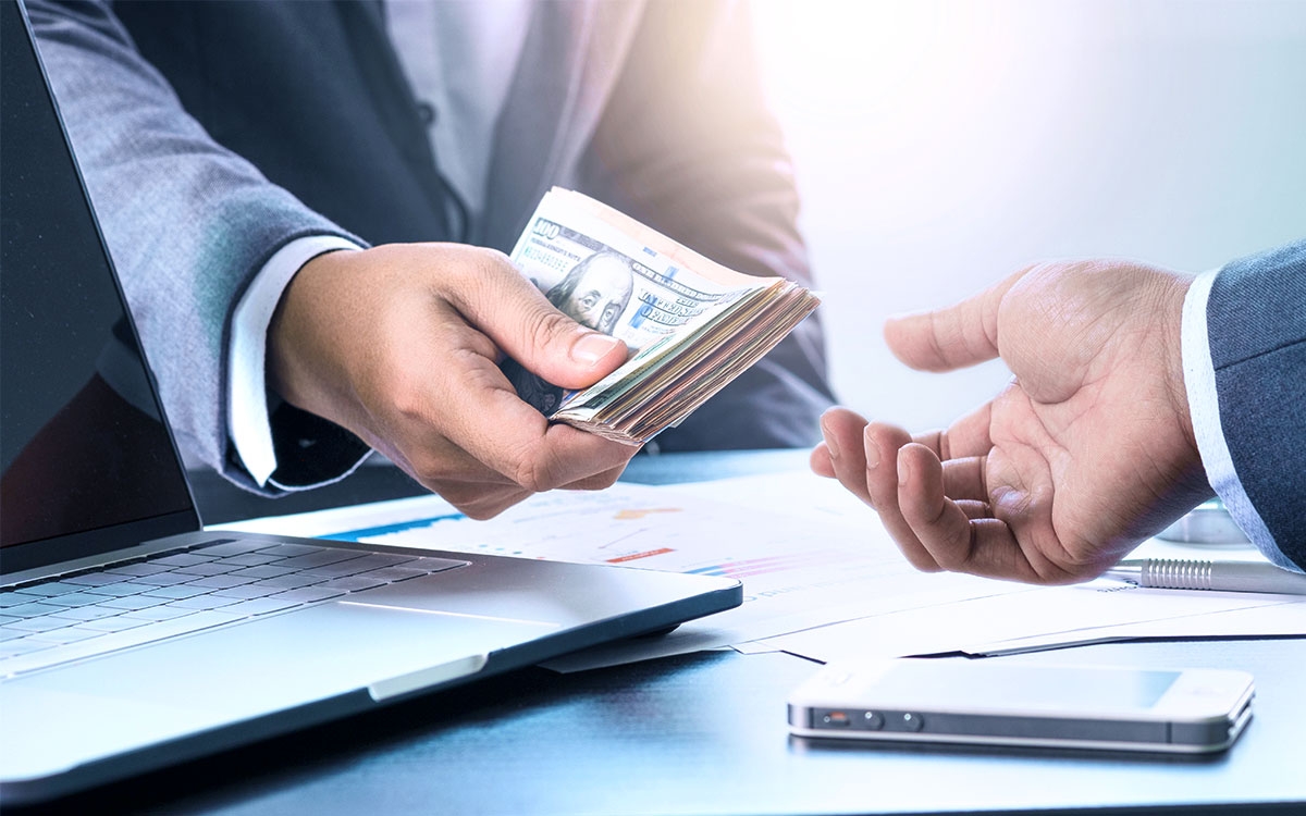 Từ ngày 11/12/2023 đến hết ngày 29/02/2024, tất cả khách hàng nhận tiền kiều hối tại VIB từ công ty chuyển tiền RIA sẽ được lì xì ngay 100.000 đồng vào tài khoản thanh toán.