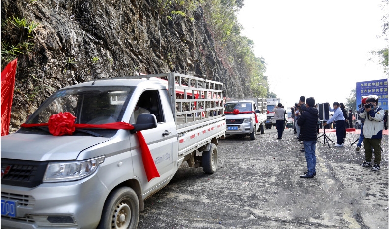 Đoàn xe tải Trung Quốc thông quan qua cửa khẩu Nà Nưa để nhận hàng long nhãn.