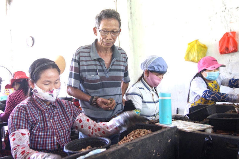 Thông qua hoạt động chế biến, HTX Thương mại Dịch vụ và Chế biến nông sản xuất khẩu Lê Gia đã nâng cao giá trị cho hạt điều ở huyện Cát Tiên.