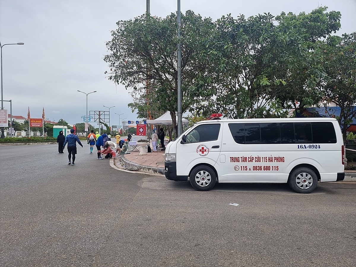 Ban tổ chức bố trí xe cấp cứu và bàn tiếp nước dọc đường đua.