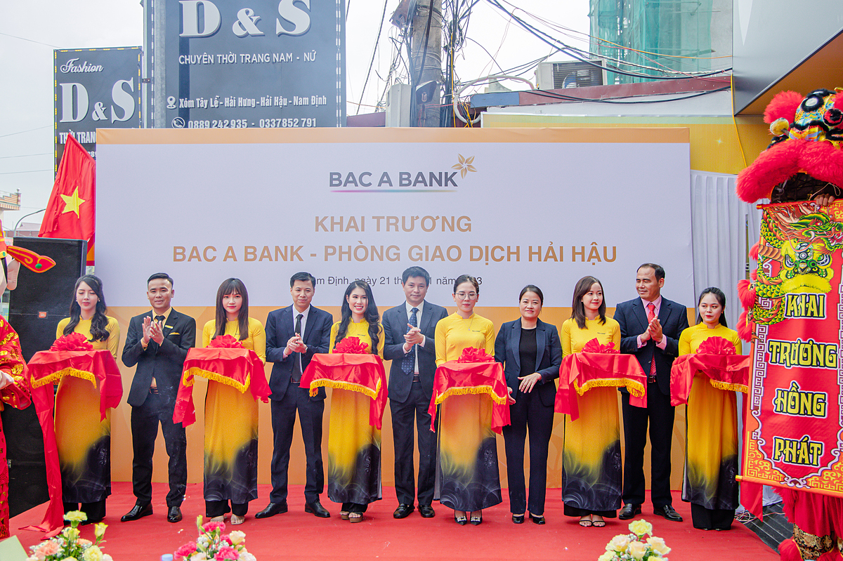 Nghi lễ cắt băng khai trương Phòng giao dịch Hải Hậu.