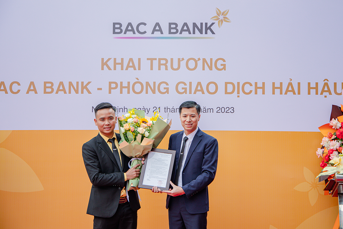 Ông Bùi Xuân Hùng, Giám đốc Chi nhánh Nam Định, trao quyết định thành lập cho GĐ PGD Hải Hậu.
