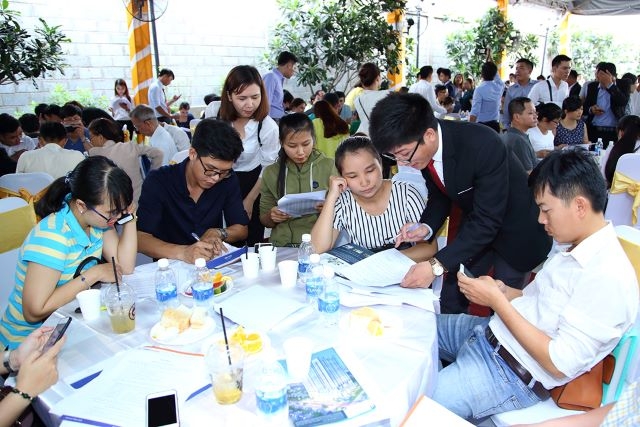 Trước đó, thị trường đạt tới 300.000 người hoạt động trong nghề môi giới bất động sản.