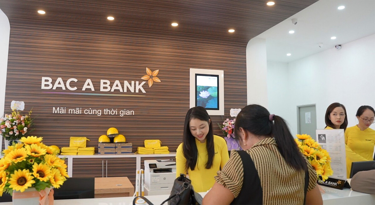 Khách hàng giao dịch trong ngày khai trương.