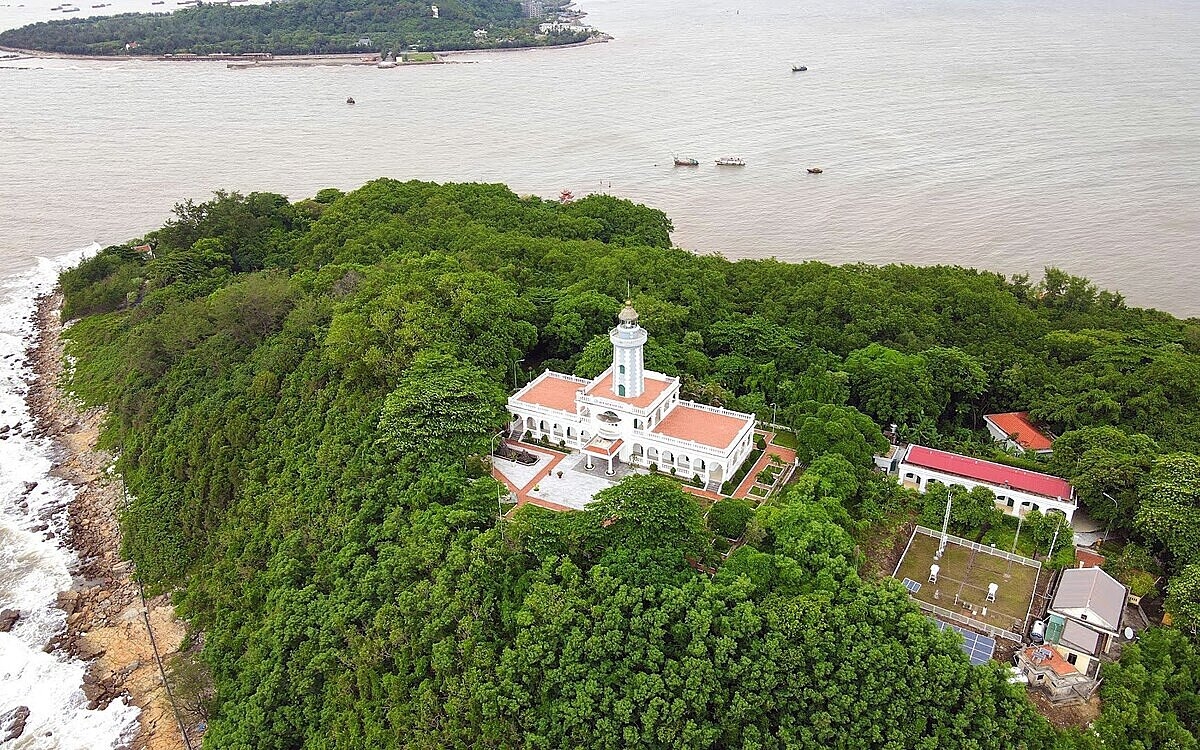 Trạm đèn Hòn Dấu - một trong những ngọn hải đăng lớn nhất miền Bắc &lpar;ảnh đơn vị cung cấp&rpar;.