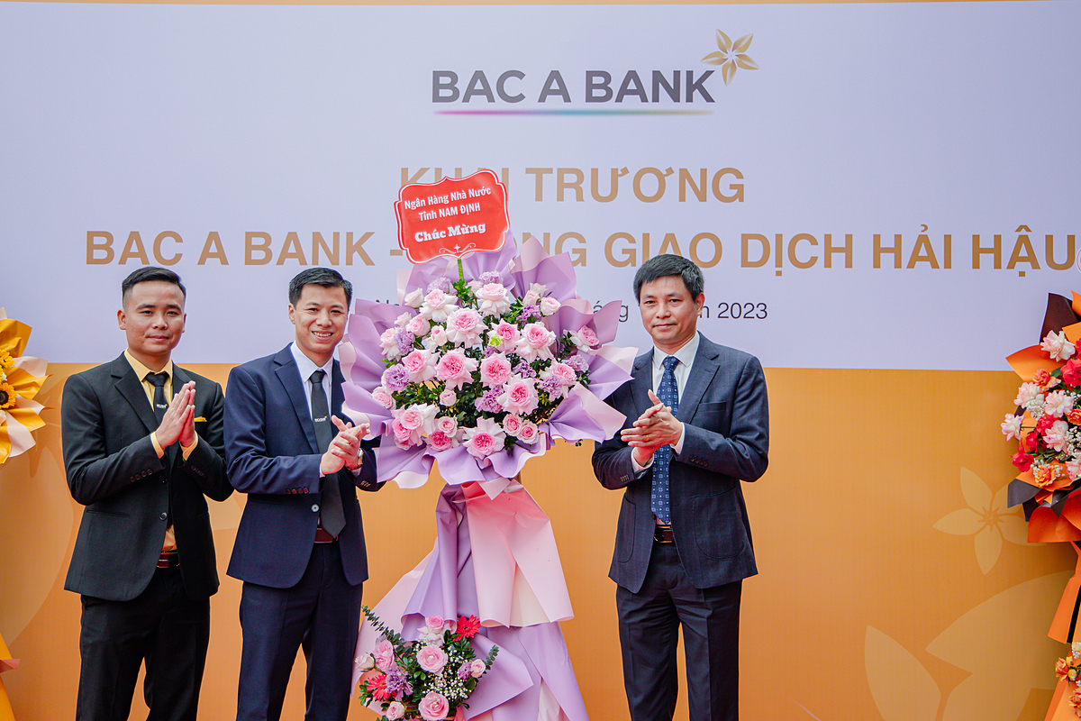 Ông Ngô Lam Sơn, Phó Giám đốc NHNN Chi nhánh tỉnh Nam Định đã phát biểu chỉ đạo và tặng hoa chúc mừng.