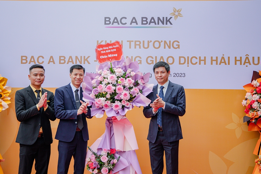 Ông Ngô Lam Sơn, Phó Giám đốc NHNN Chi nhánh tỉnh Nam Định đã phát biểu chỉ đạo và tặng hoa chúc mừng.