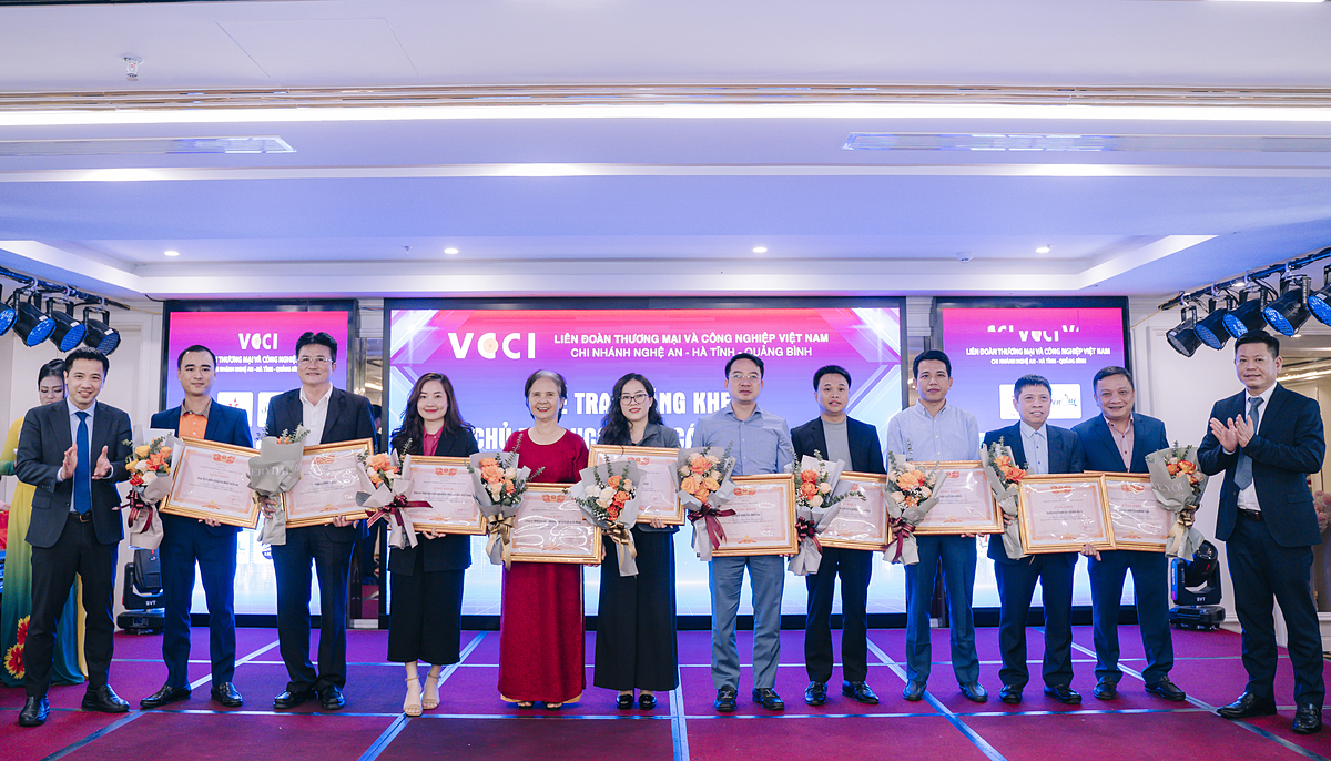 Ông Nguyễn Trọng Trung – Phó Tổng Giám đốc BAC A BANK đại diện Ngân hàng nhận bằng khen tại Hội nghị.