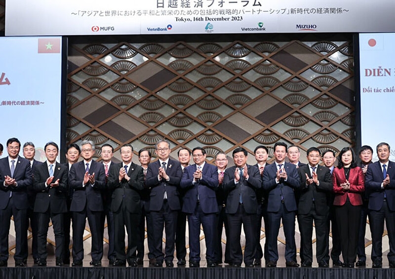 Chủ tịch HĐQT VietinBank Trần Minh Bình &lpar;hàng 2, thứ 3 từ phải qua&rpar; chụp ảnh lưu niệm cùng các đại biểu tại sự kiện.