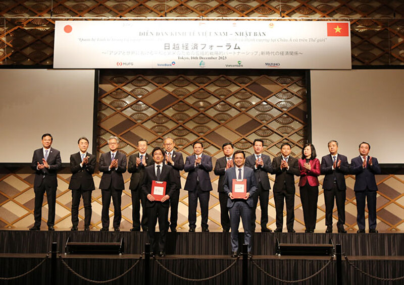 Đại diện VietinBank và JBIC ký kết Biên bản ghi nhớ.