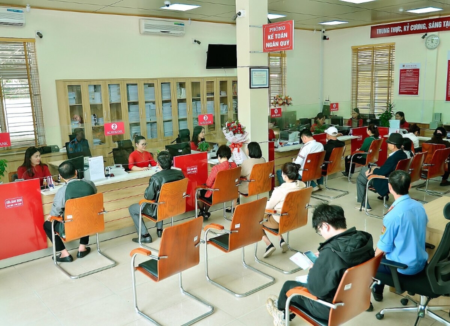 Khách hàng giao dịch tại Agribank.