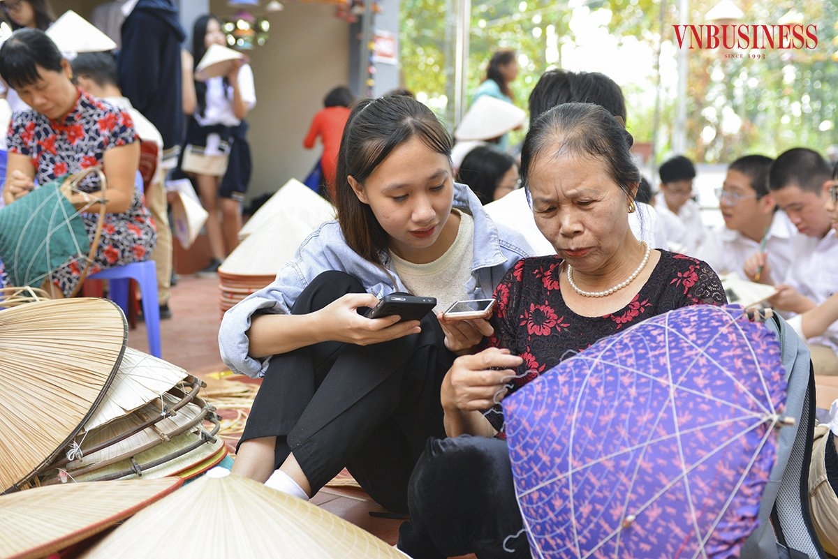 Việc tổ chức các buổi tham quan trải nghiệm nghề cho du khách là một trong những hoạt động của HTX góp phần bảo tồn và phát huy nghề làm nón truyền thống.