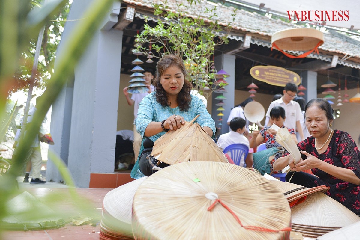 Theo chia sẻ của nghệ nhân Tạ Thu Hương, sản phẩm nón của HTX luôn không ngừng thay đổi thời trang và cải tiến mẫu mã để phù hợp với nhu cầu khách hàng, đồng thời có thêm công ăn việc làm cho người dân.