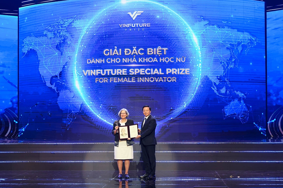 Giải Đặc biệt VinFuture 2023 dành cho Nhà khoa học nữ vinh danh GS. Susan Solomon &lpar;Mỹ&rpar;.