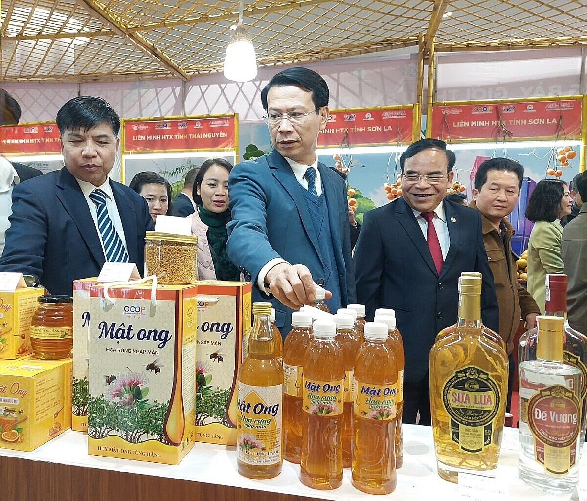 Các đại biểu tham quan các gian hàng &lpar;ảnh Thanh Vân&rpar;.