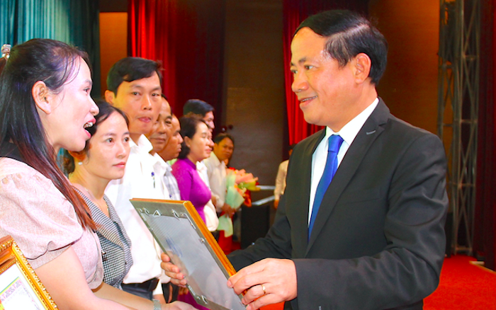 Chủ tịch UBND tỉnh Phạm Anh Tuấn tặng bằng khen cho đại diện tập thể có thành tích xuất sắc tiêu biểu trong phong trào thi đua “Vì người nghèo - Không để ai bị bỏ lại phía sau”.