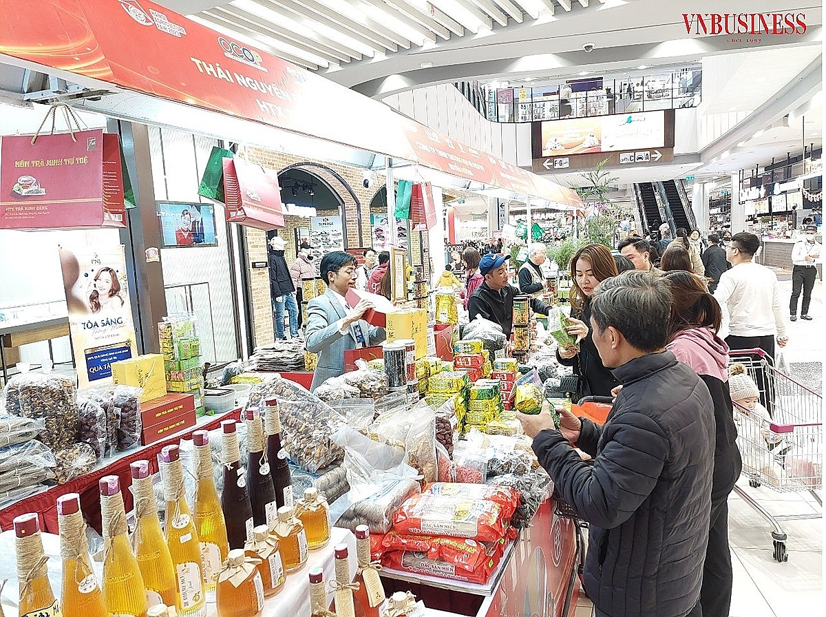 Ngay buổi đầu khai mạc, người dân thành phố Hải Phòng đã nô nức tới tham quan, mua sắm.