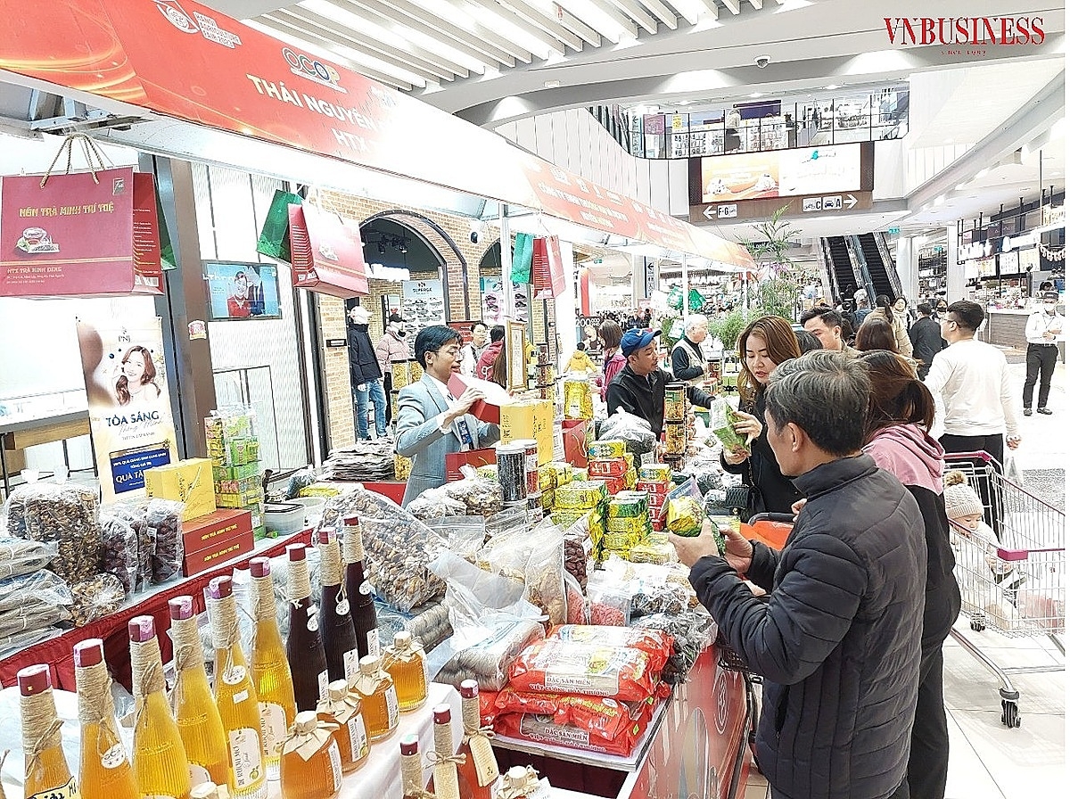 Ngay buổi đầu khai mạc, người dân thành phố Hải Phòng đã nô nức tới tham quan, mua sắm.