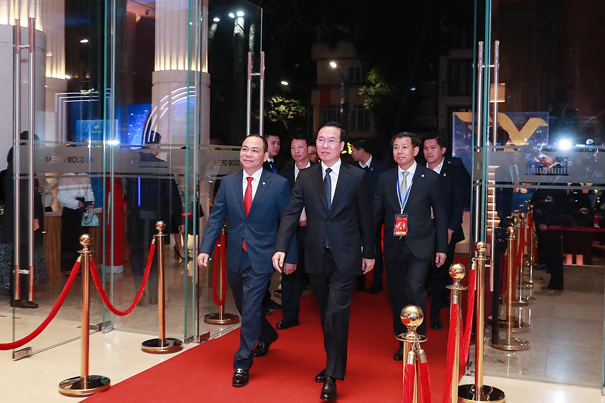 Chủ tịch nước Võ Văn Thưởng đến dự lễ trao giải VinFuture 2023 tại nhà hát Hồ Gươm.