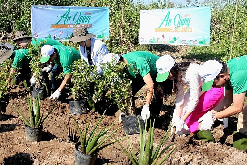 Từ những thành công và giá trị lan tỏa từ Chiến dịch “Vì một An Giang xanh - sạch - đẹp”, Alphanam Green Foundation được trao giải thưởng Én Xanh 2017 - Giải thưởng tôn vinh các sáng kiến kinh doanh vì mục tiêu phát triển bền vững.
