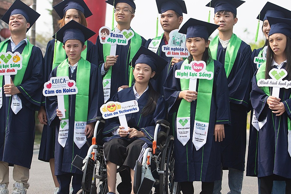 Nghị Lực Sống là nơi khơi dậy niềm tin, nuôi dưỡng nghị lực, thắp sáng ước mơ, thay đổi tương lai cho người khuyết tật và người yếu thế. Để họ cảm thấy rằng, mình cũng là một điểm mạnh.