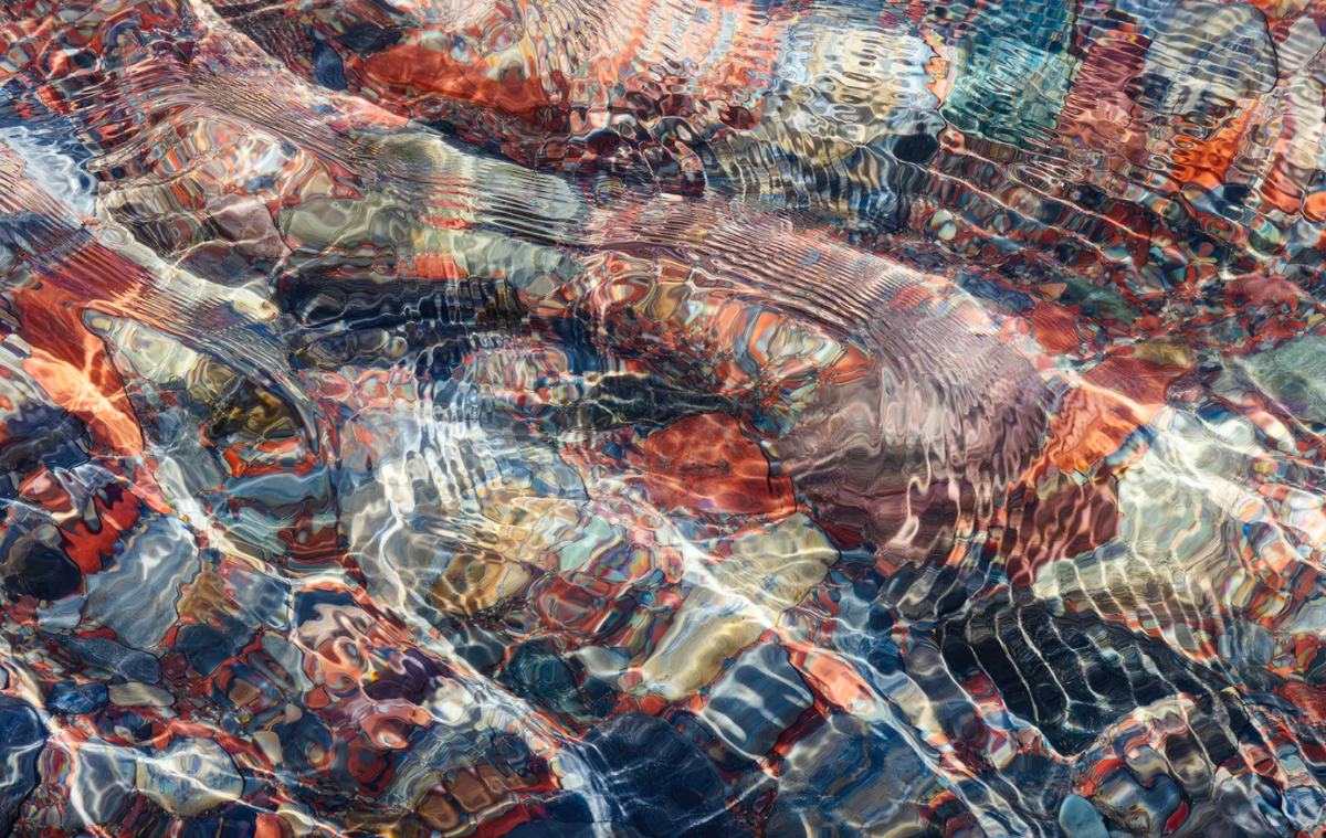 Bức ảnh Sunlight patterns của nhiếp ảnh gia Canada Andrew Mielzynski, đoạt giải nhì ở hạng mục Nhiếp ảnh gia phong cảnh quốc tế của năm. Những viên đá nhỏ đầy màu sắc hiện lên qua những gợn sóng và hoa văn ánh sáng trên dòng suối nhỏ ở Công viên Quốc gia Hồ Waterton, Alberta, Canada.