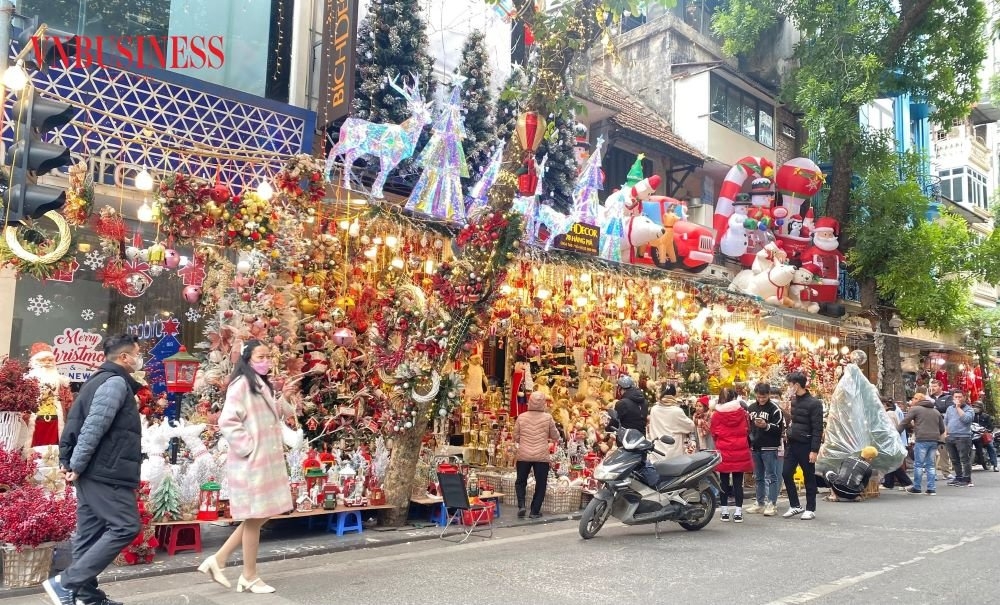 Khách xem nhiều hơn mua, thị trường đồ trang trí Giáng sinh ở Hà Nội năm nay khá trầm lắng.
