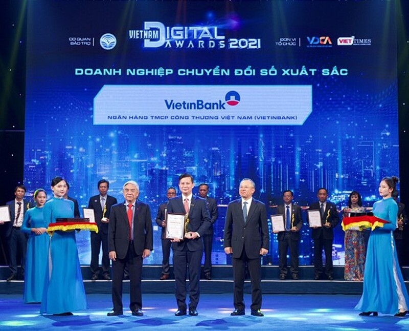 VietinBank nhận giải thưởng Doanh nghiệp chuyển đổi số xuất sắc năm 2021.