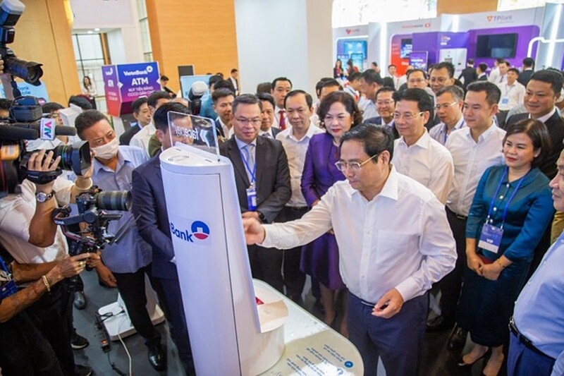 Thủ tướng Phạm Minh Chính đến thăm và trải nghiệm tại gian hàng của VietinBank tại Ngày chuyển đổi số Ngành Ngân hàng.