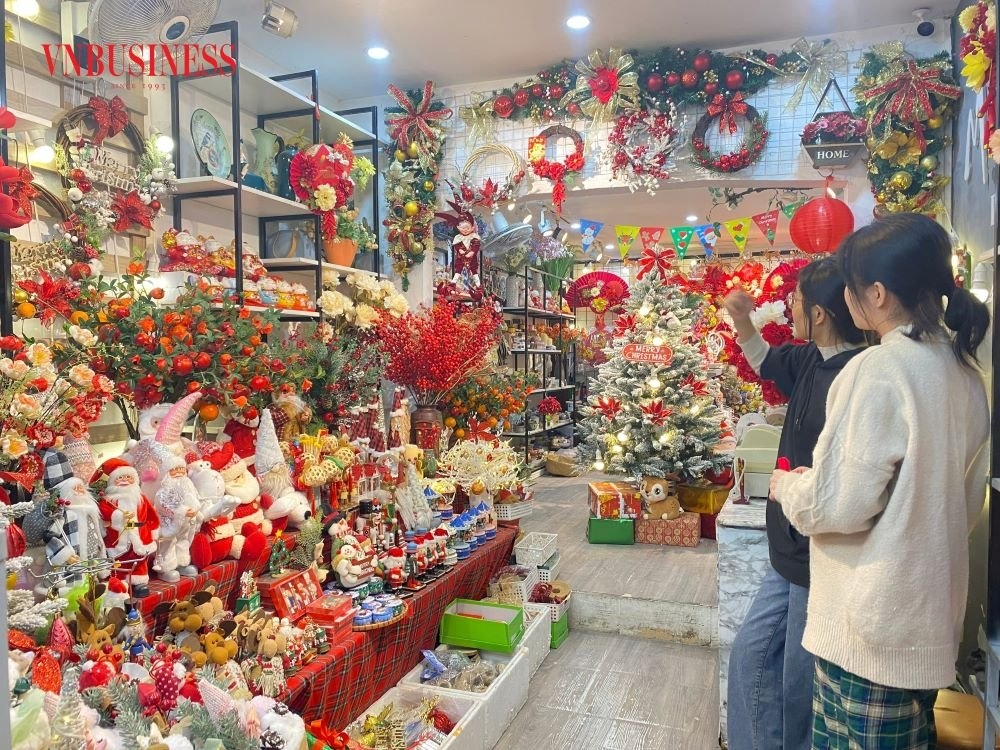Đồ trang trí Giáng sinh được bày bán sôi động, đa dạng mẫu mã từ cây thông, tuần lộc tới các loại đồ treo nhưng vẫn vắng khách mua.