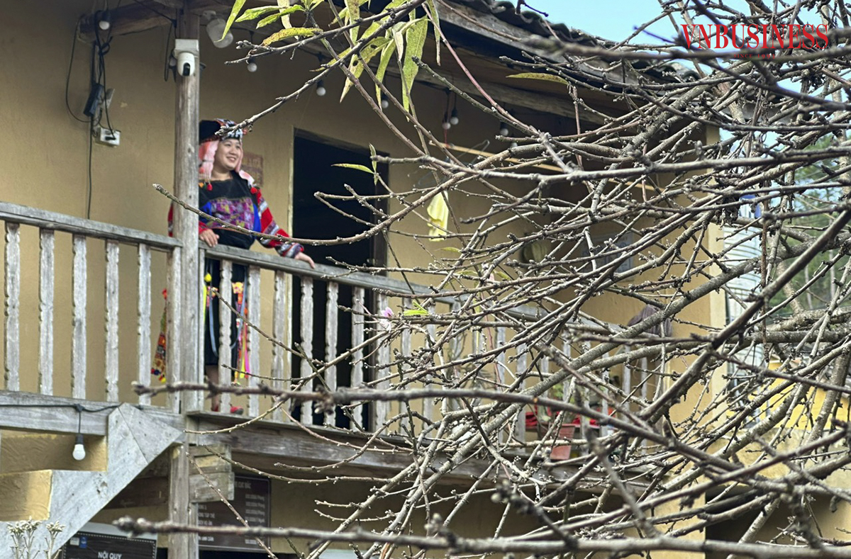 Một trong những trải nghiệm thú vị của khách du lịch khi đến thôn Lô Lô Chải là được khoác lên mình bộ trang phục đẹp của người phụ nữ Lô Lô.