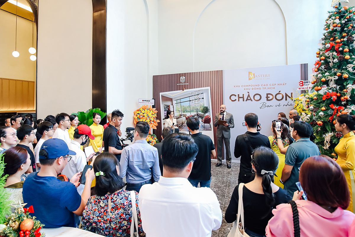 Lễ bàn giao chính thức diễn ra vào sáng 23/12 với sự tham gia của hàng trăm cư dân đã và sẽ nhận nhà.